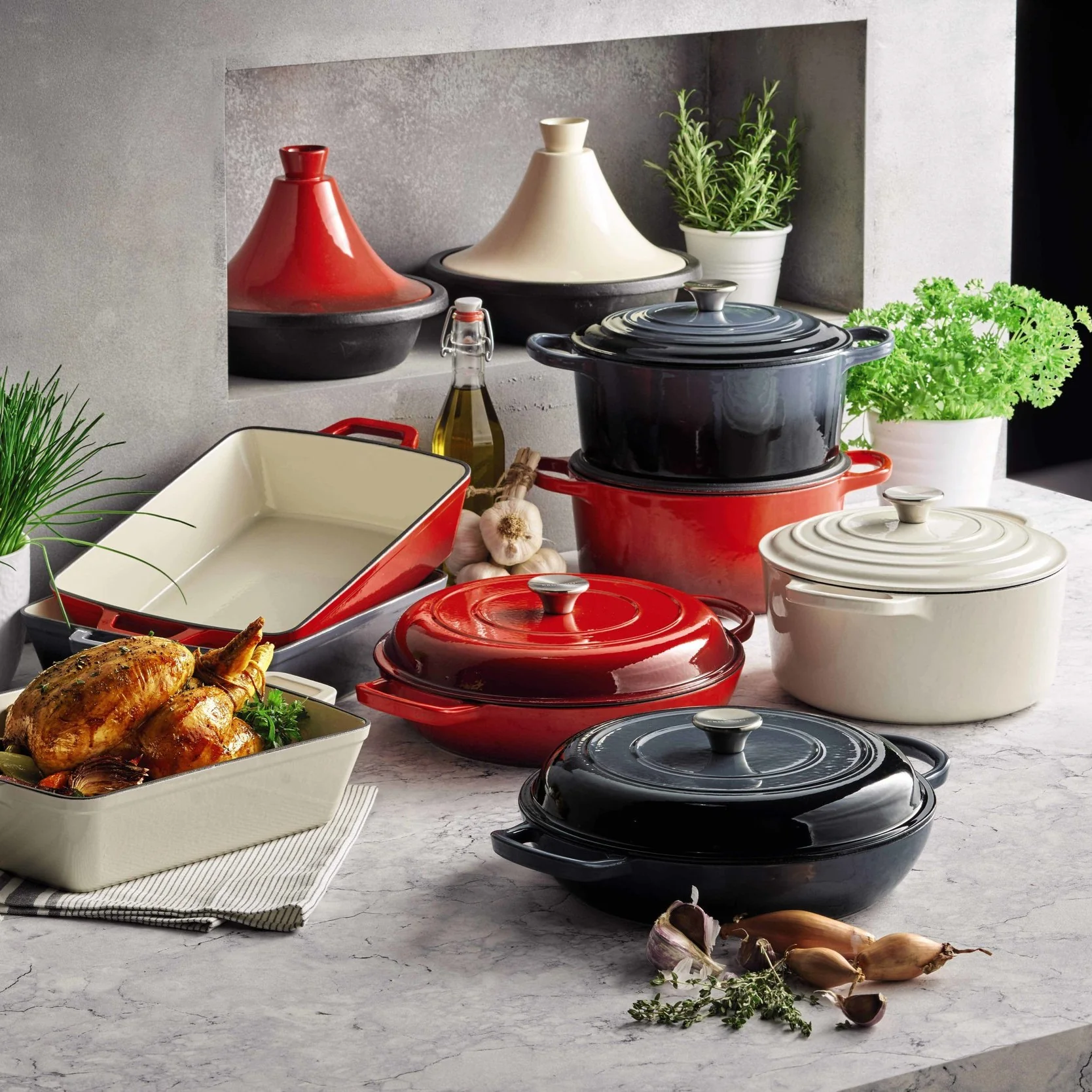 Black Cast Iron Round Casserole Dish 24cm - Image 3