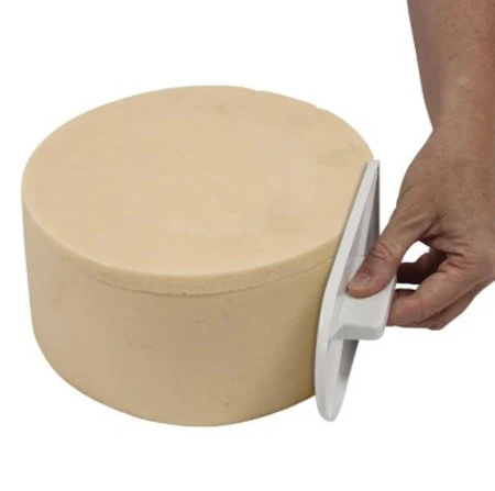PME Straight Edge Icing Smoother with Handle (84 X 169mm / 3.3 X 6.7”) - Image 4